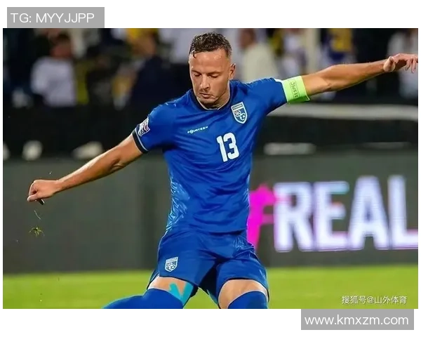 攻防俱佳的足球明星如何在赛场上展现全面实力与战术智慧